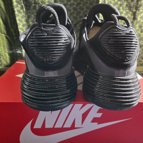 NIKE Air Max 2090 Men's Sneakers - Picture 4 of 5